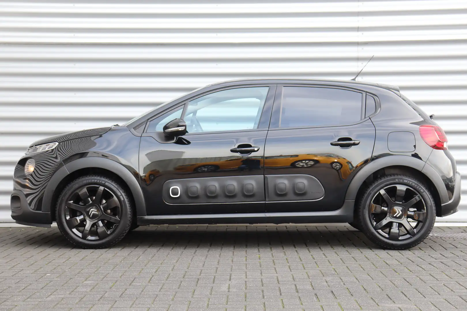 Citroen C3 1.2 PURETECH 83PK SHINE / NAVI / CLIMA / LED / PDC Zwart - 2