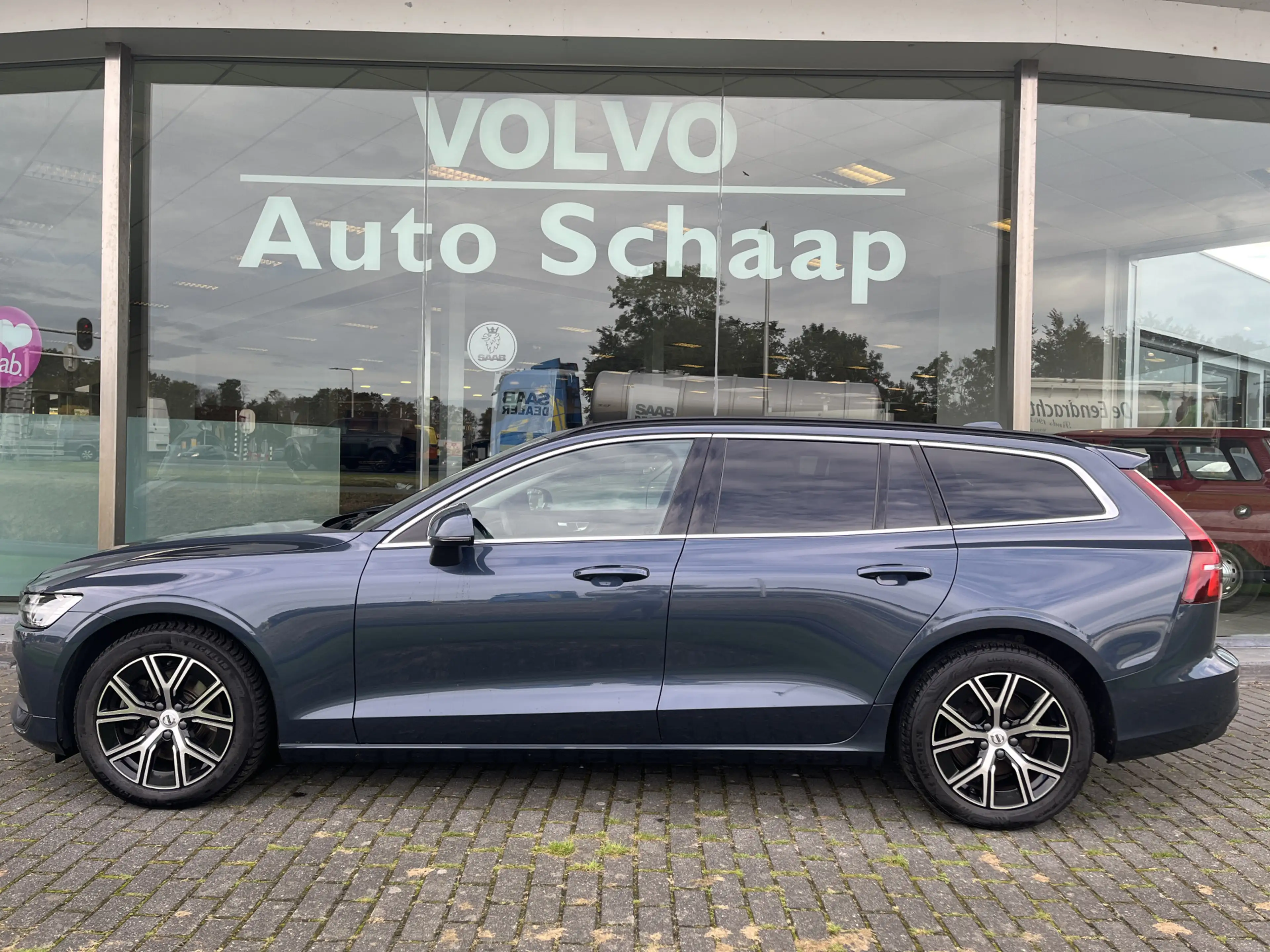 Volvo V60 2.0 B3 Core Automaat | Rijklaar incl 12 mnd Bovag — photo 2