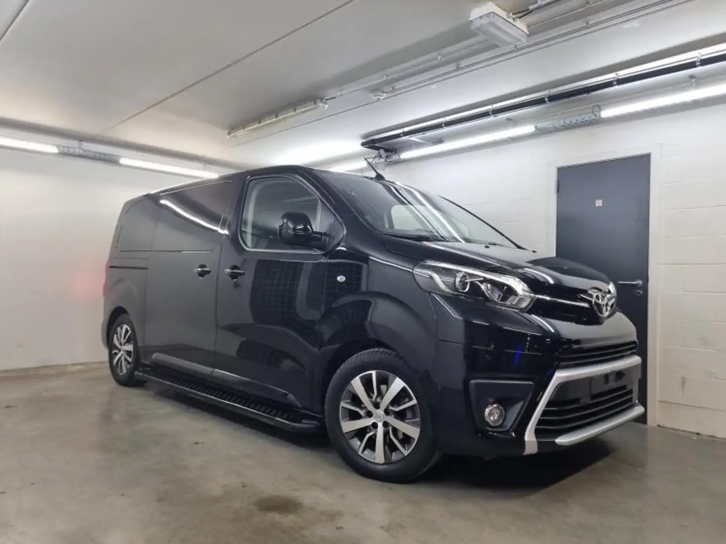 Toyota Proace Verso VIP - 6PL -180pk Automaa Schwarz - 2