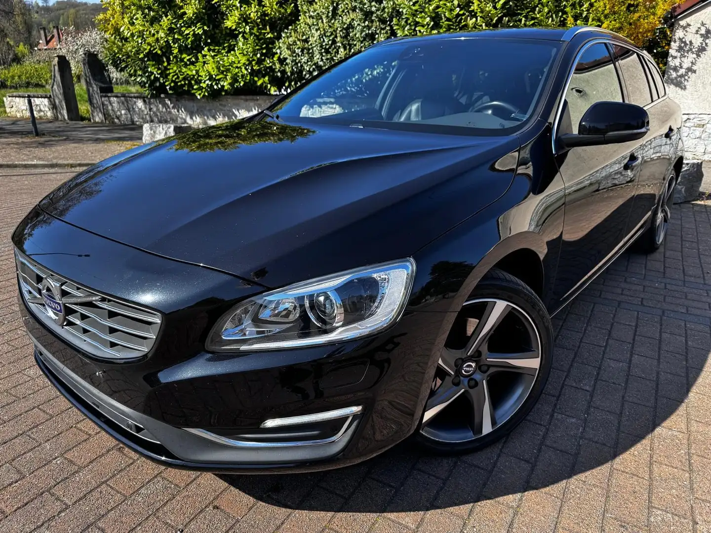 Volvo V60 V60 2.0 D4 Momentum Geartronic Zwart - 2