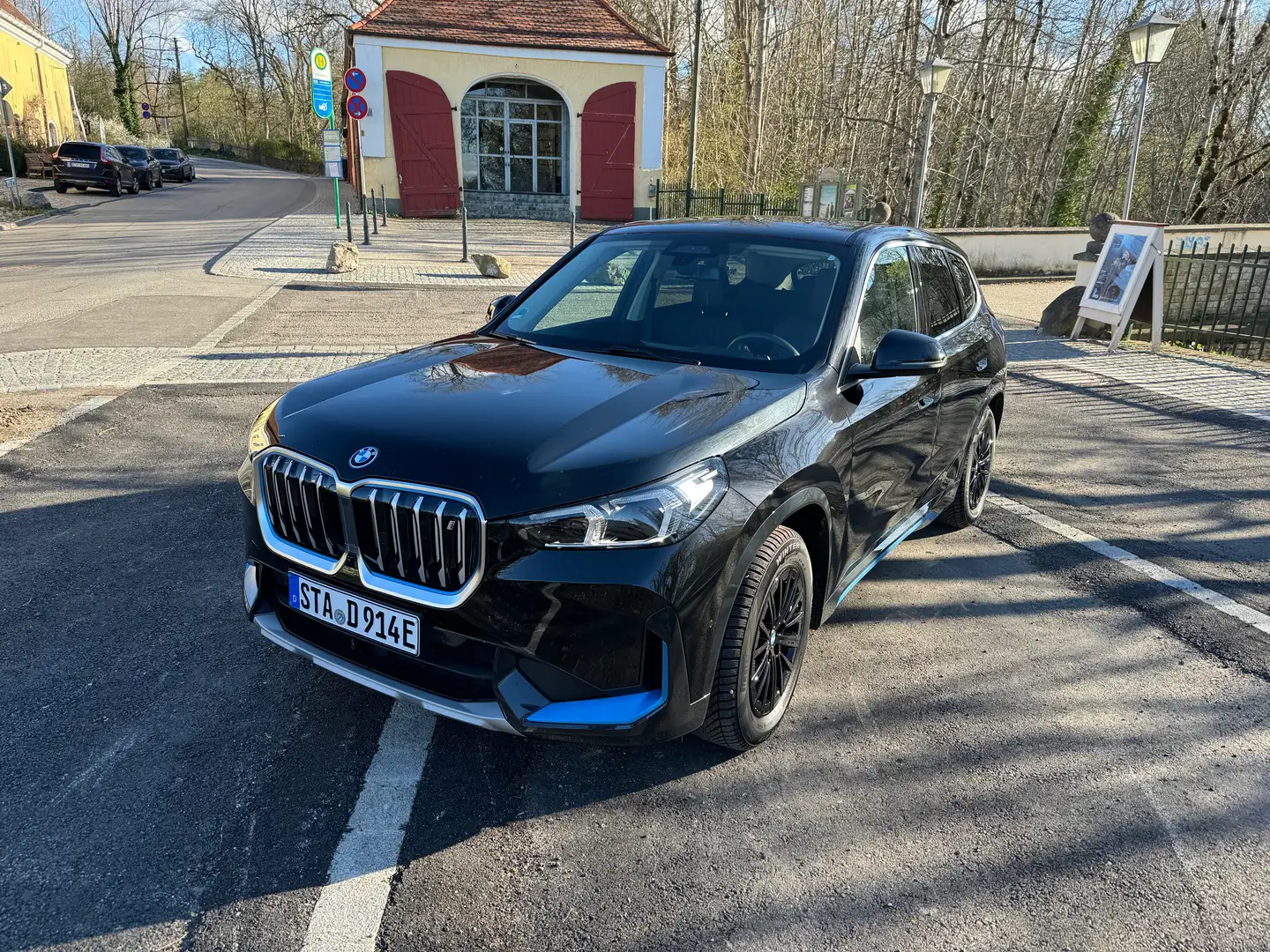 BMW iX1 iX1 xDrive30 xLine Schwarz - 1