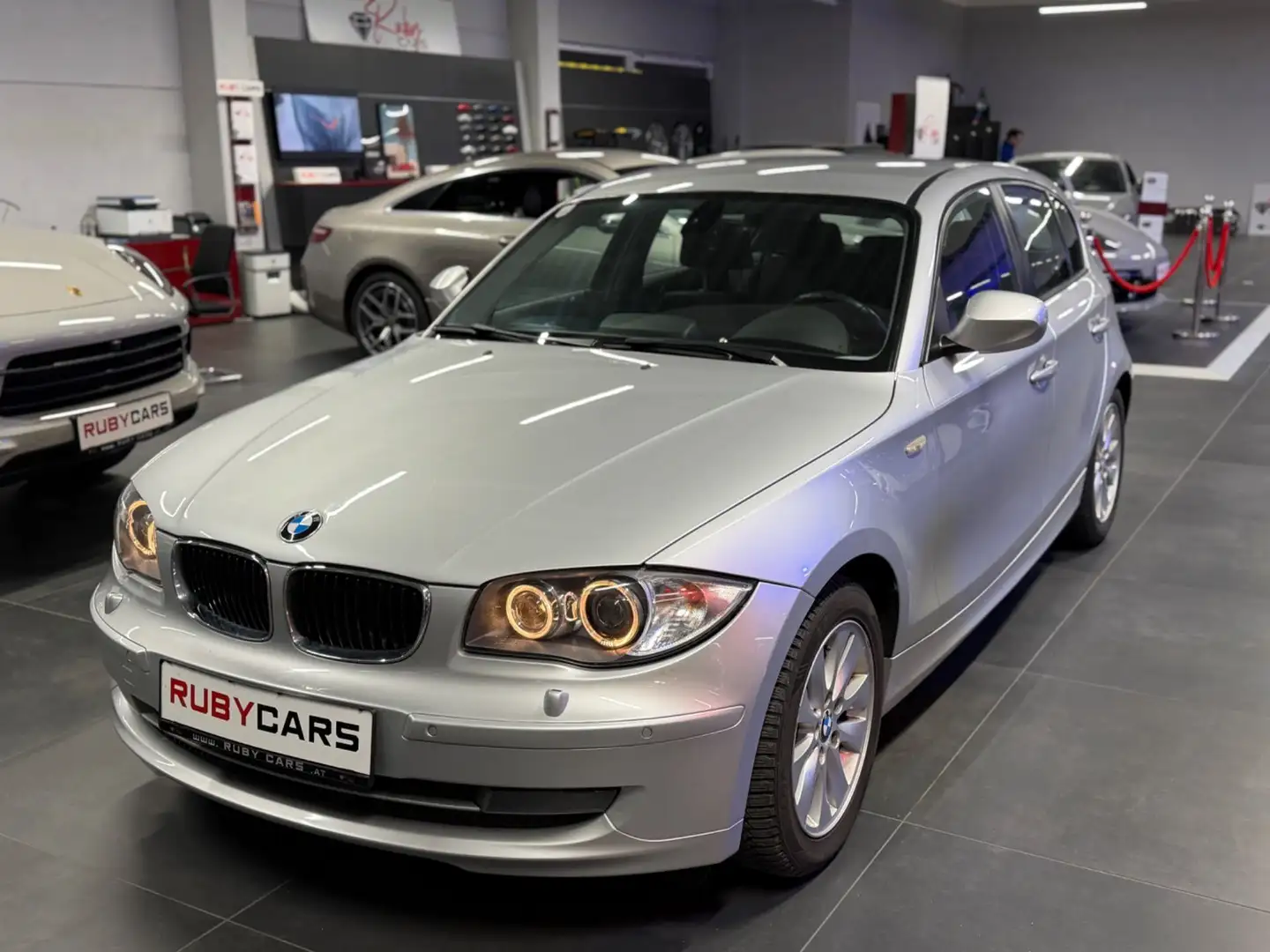 BMW 118 1er- 118 d NAVI/PDC/SHZ Silber - 1