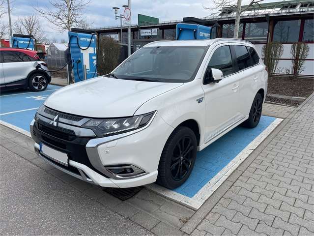Imagine Mitsubishi Outlander PHEV Top 4WD AHK Leder DAB ACC