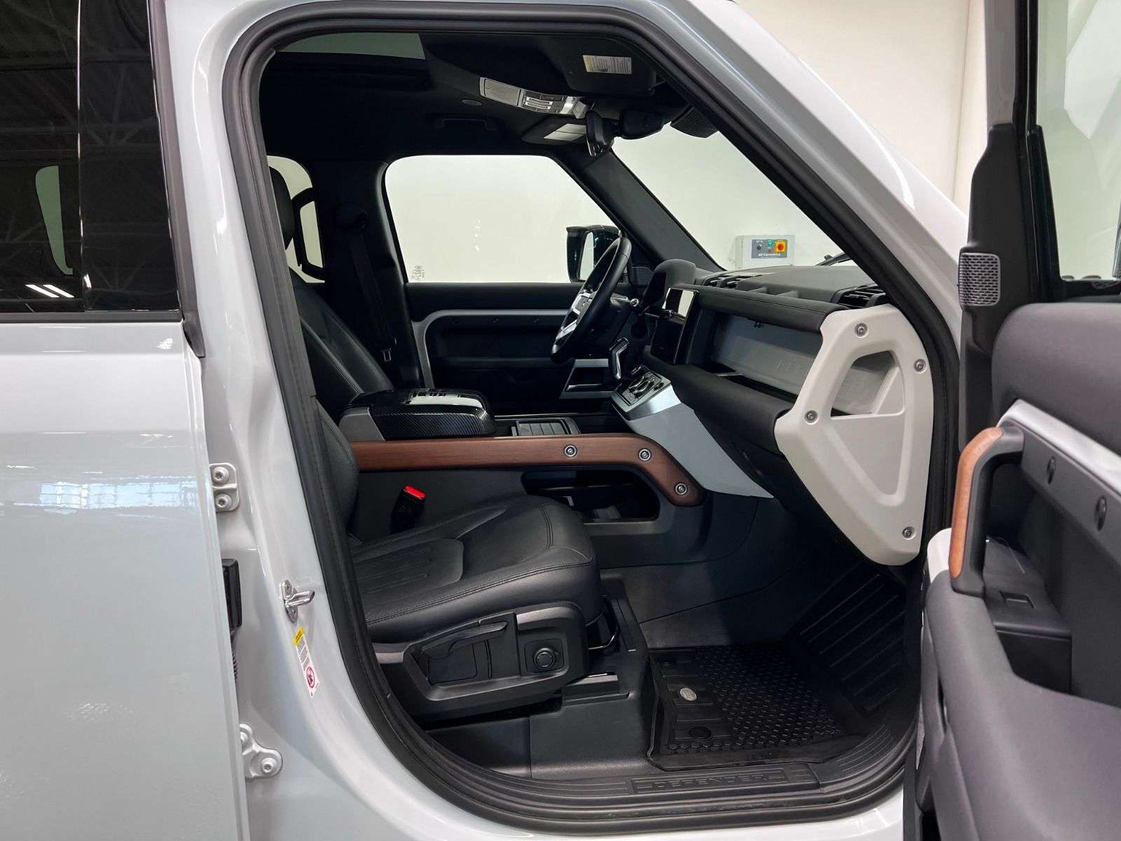 2022 Land Rover Defender 110 S AWD alt 5