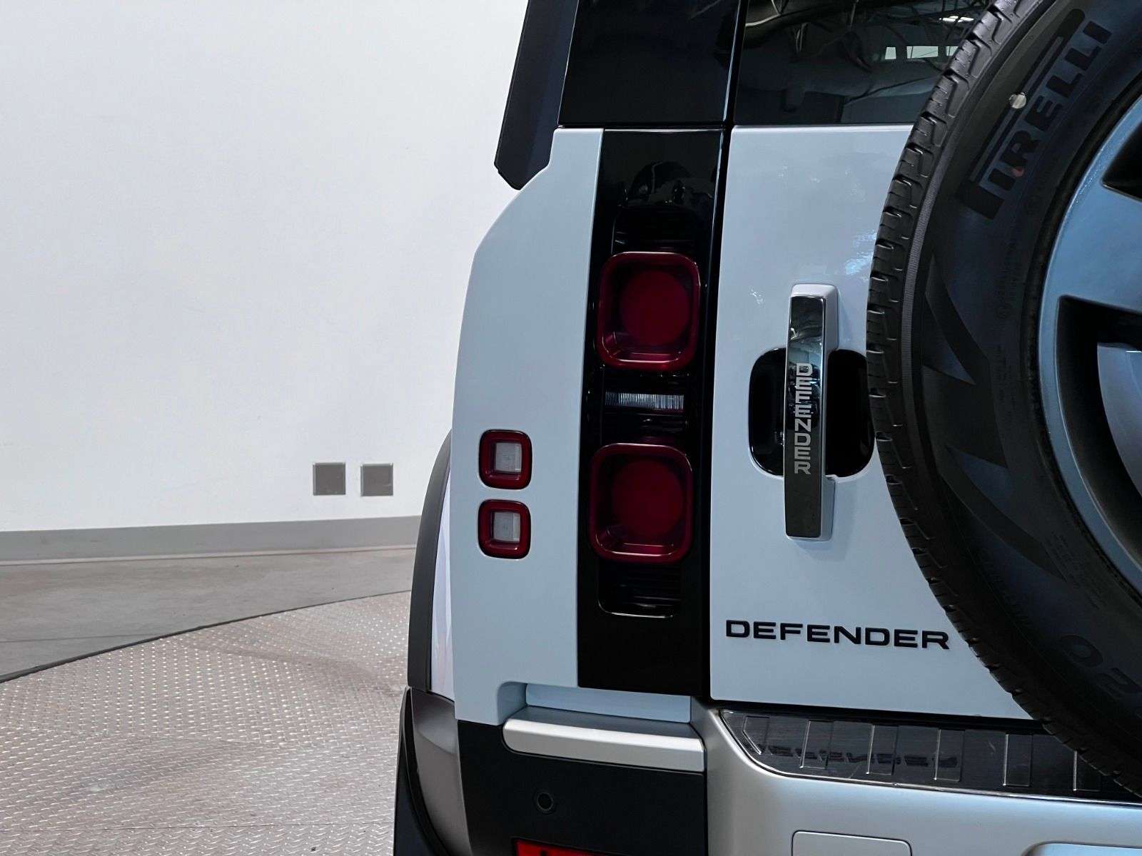 2022 Land Rover Defender 110 S AWD thumb 13