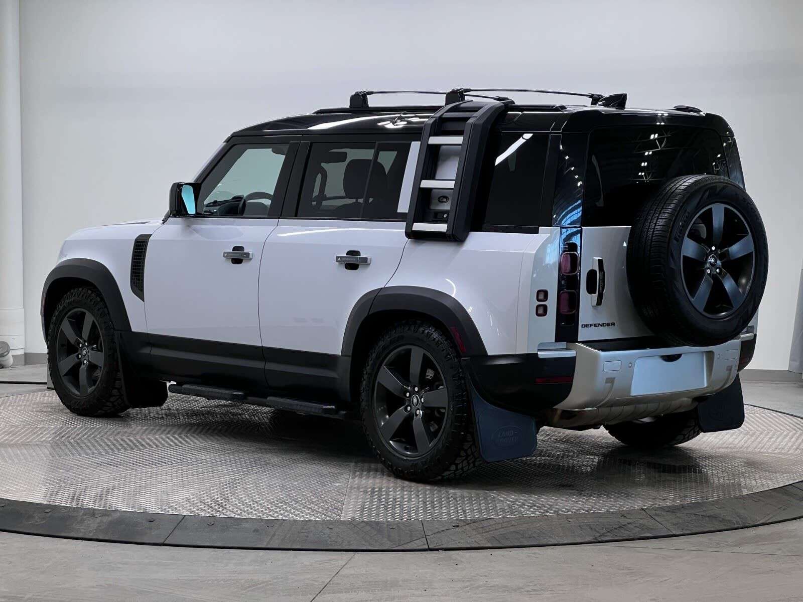 2022 Land Rover Defender 110 S AWD alt 3