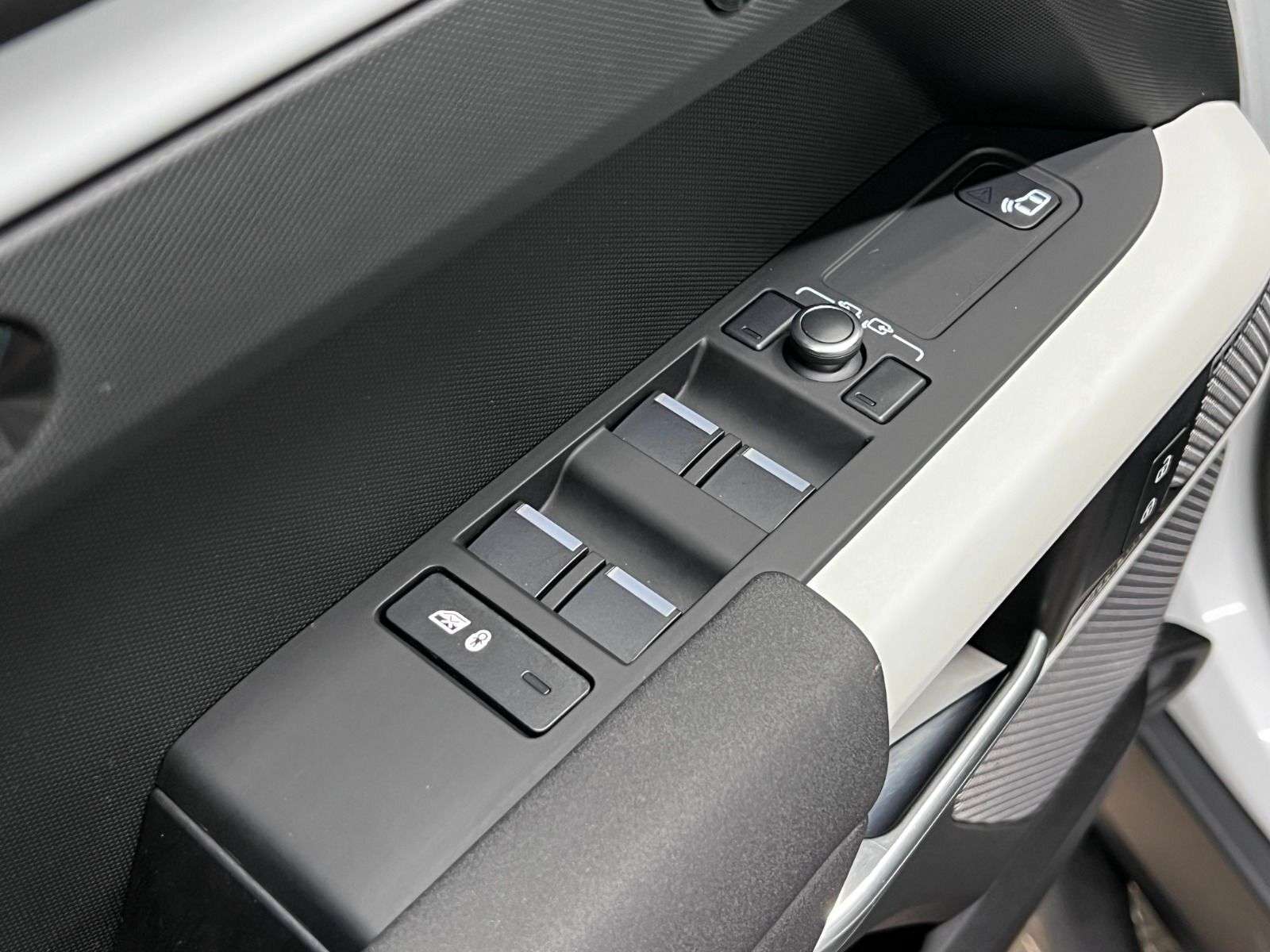 2022 Land Rover Defender 110 S AWD thumb 26