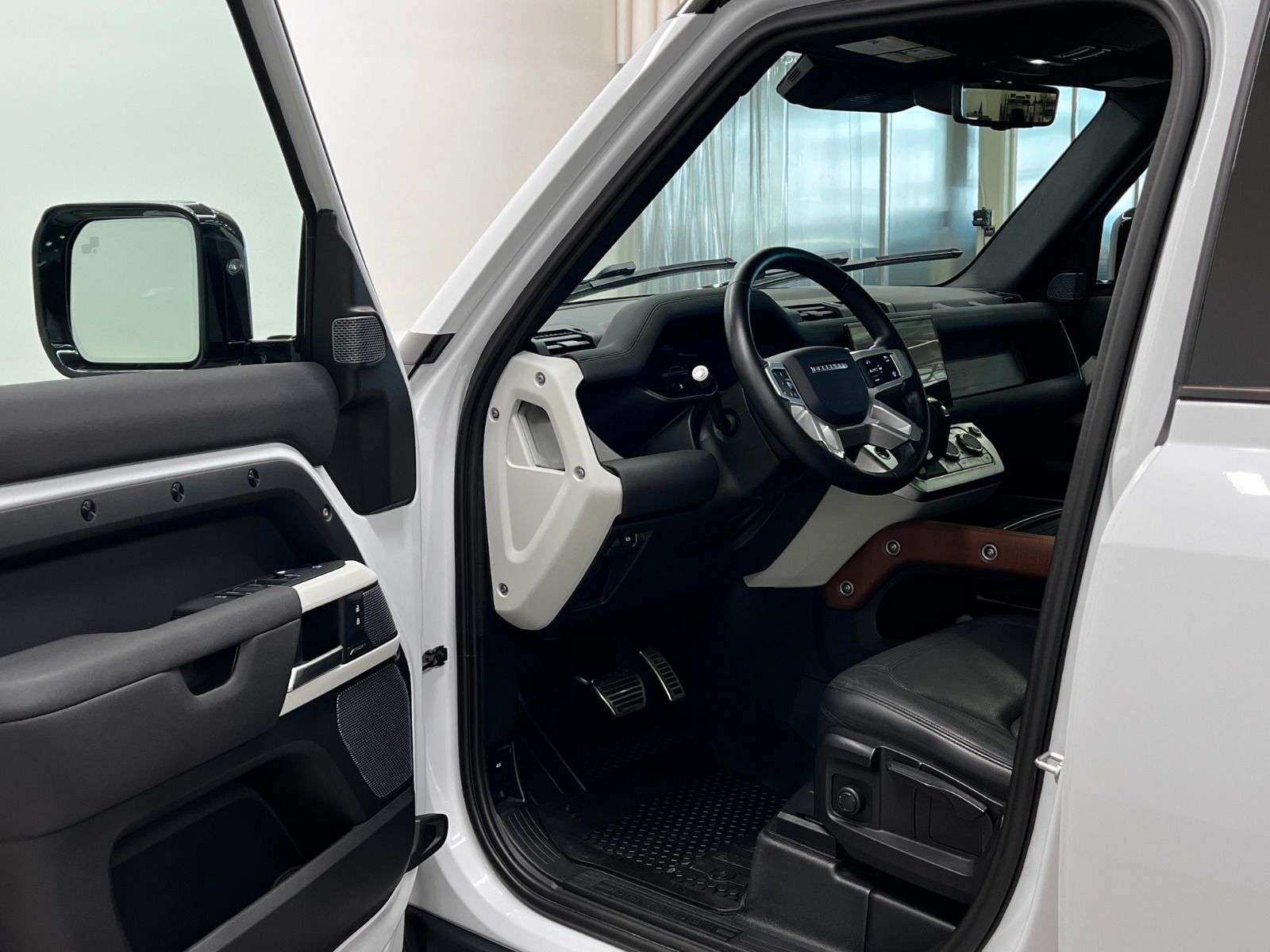 2022 Land Rover Defender 110 S AWD alt 4