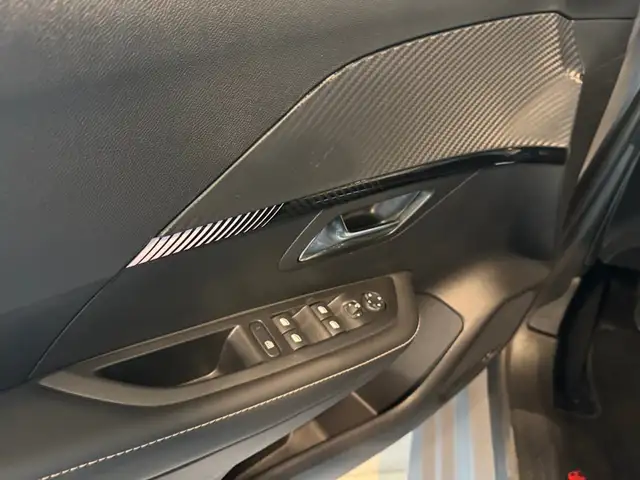 Peugeot 208 view 6
