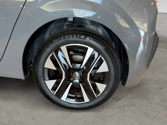 Peugeot 208 view 4