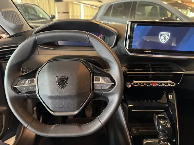 Peugeot 208 view 10
