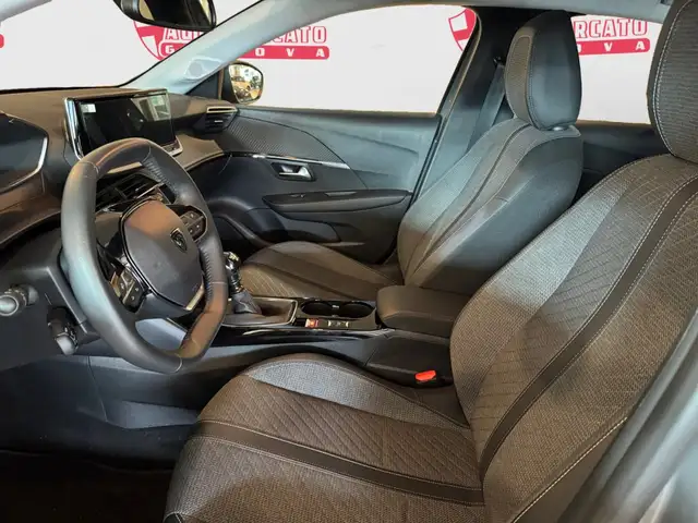 Peugeot 208 view 5