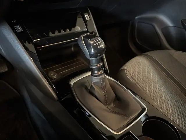 Peugeot 208 view 12
