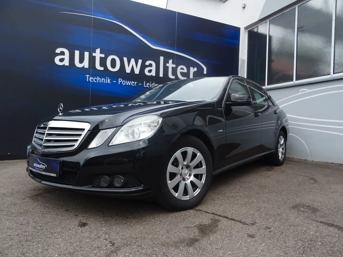 Mercedes-Benz E 220 E -Klasse Lim. E 220 CDI BlueEfficiency Black - 1
