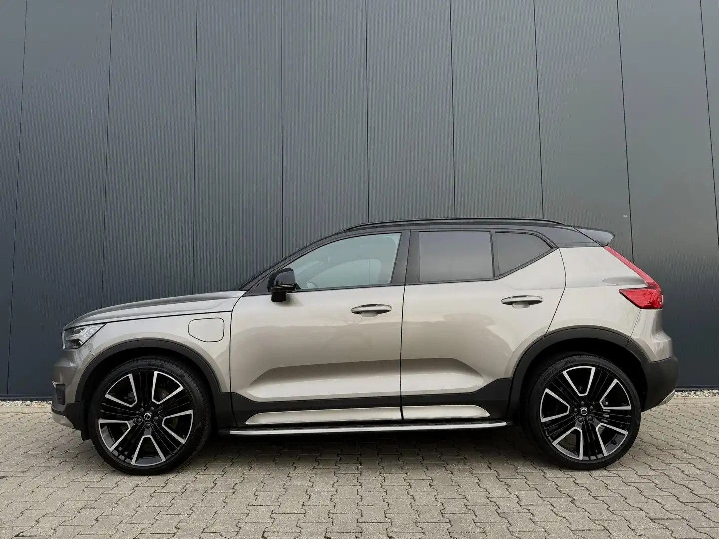 Volvo XC40 1.5 T4 R-Design pano / 21 inch / Memory Grau - 2