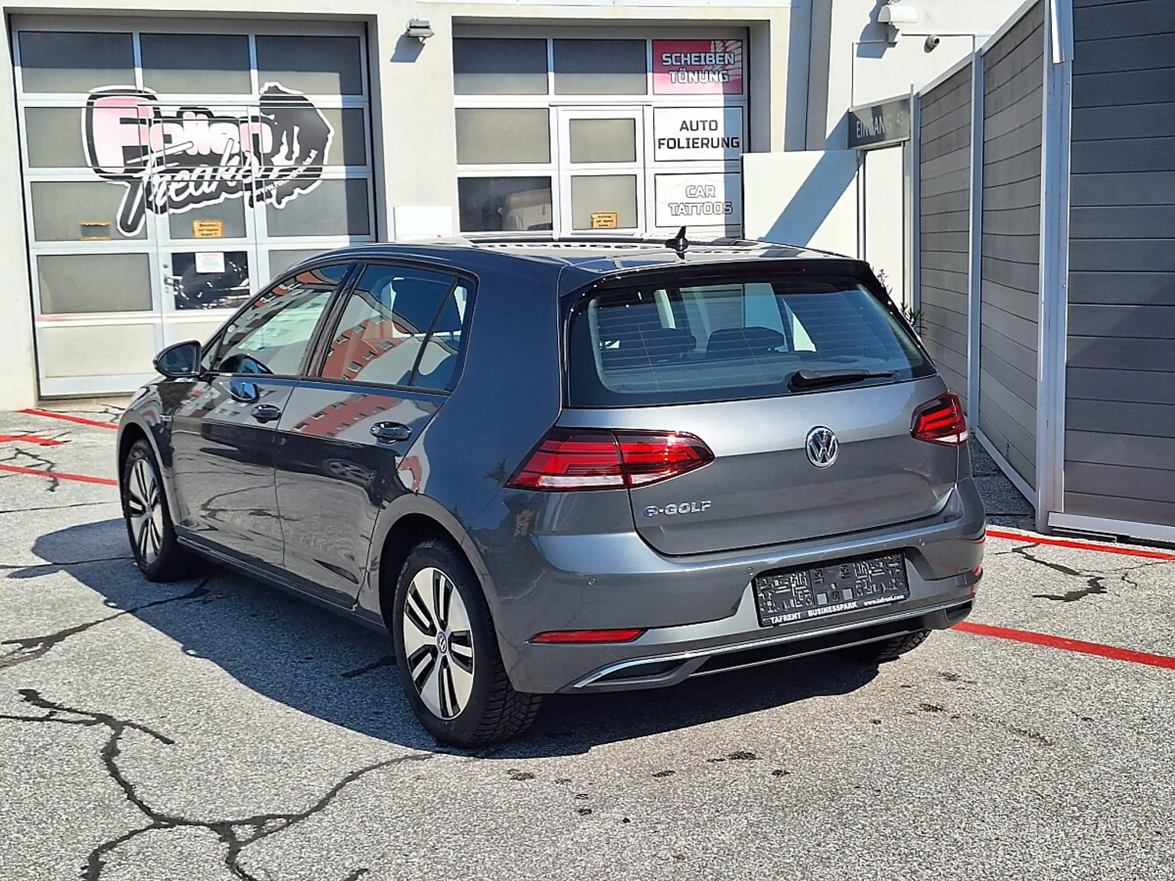 Volkswagen e-Golf E-Golf — photo 6