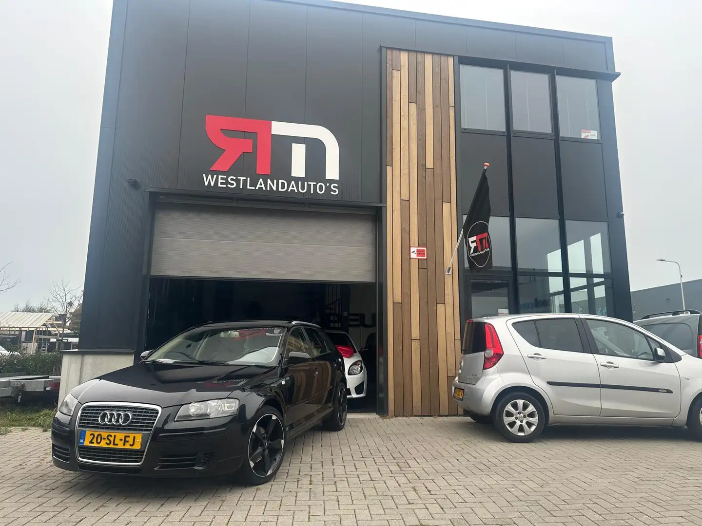 Audi A3 Sportback 1.6 FSI Ambiente/airco/pano/leer-stuur/2 Zwart - 2