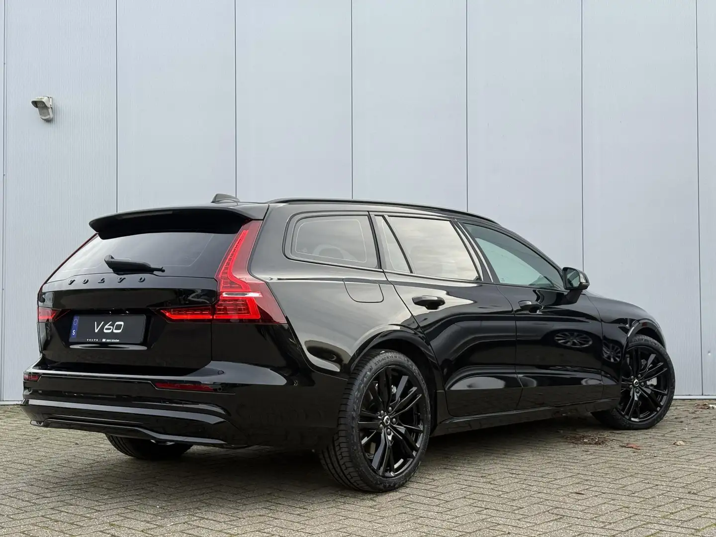 Volvo V60 T6 AWD AUT8 350PK Plus Black Edition | **DIRECT LE Zwart - 2