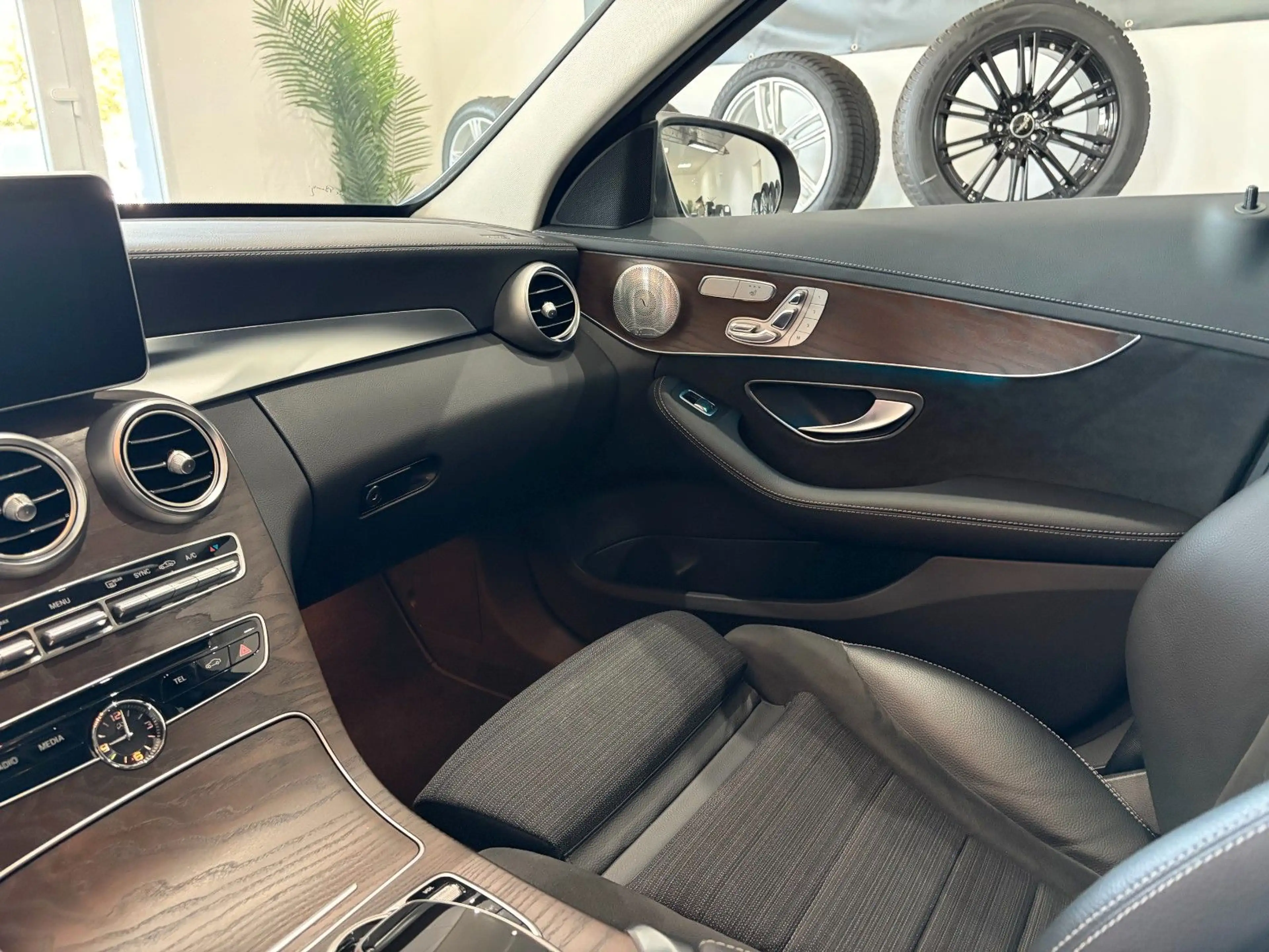 Mercedes-Benz C 200 *Exclusive*Distronic*Burmester*LED*AHK*Ambi — photo 24