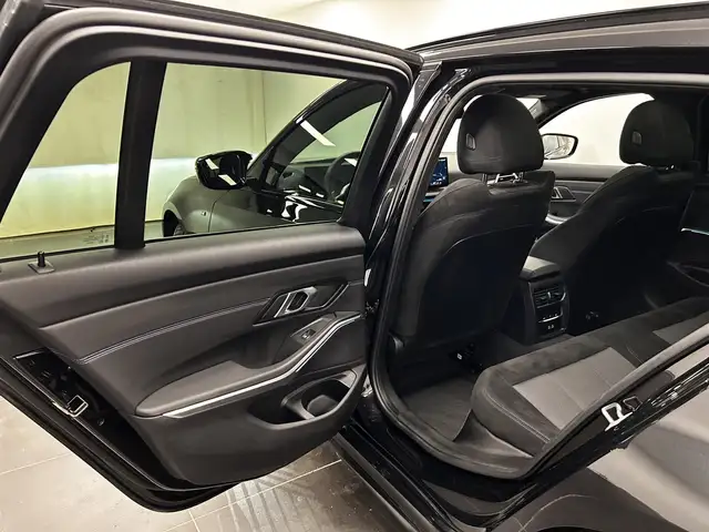 BMW 3 Series view 16