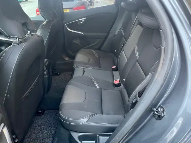 Volvo V40 view 11