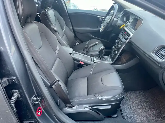 Volvo V40 view 10