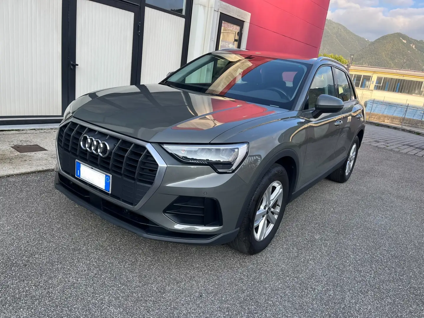Audi Q3 Q3 45 TFSI e S tronic Business Grau - 1