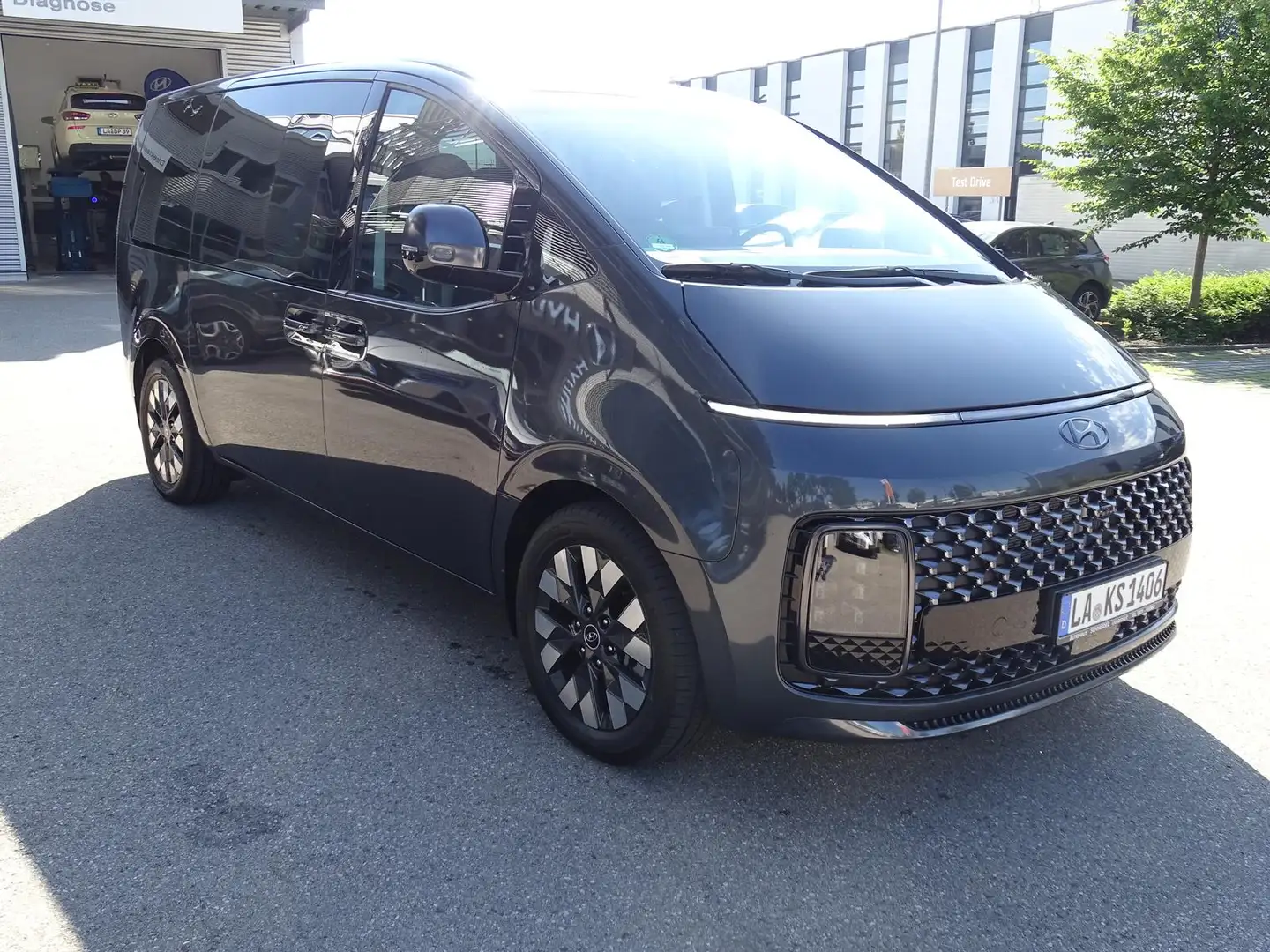 Hyundai STARIA 2.2 CRDi 8DCT 4WD 7-Sitzer SIGNATURE Gri - 2