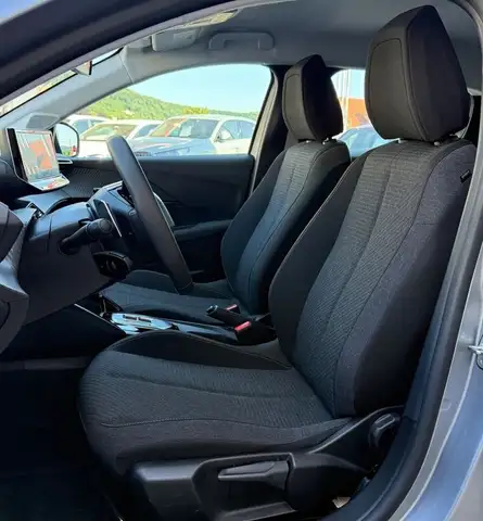 Peugeot 208 view 5