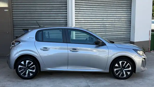 Peugeot 208 view 12