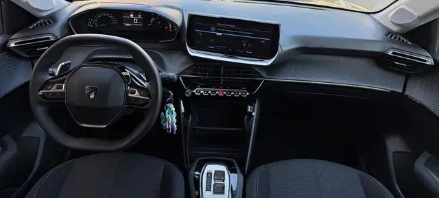 Peugeot 208 view 3