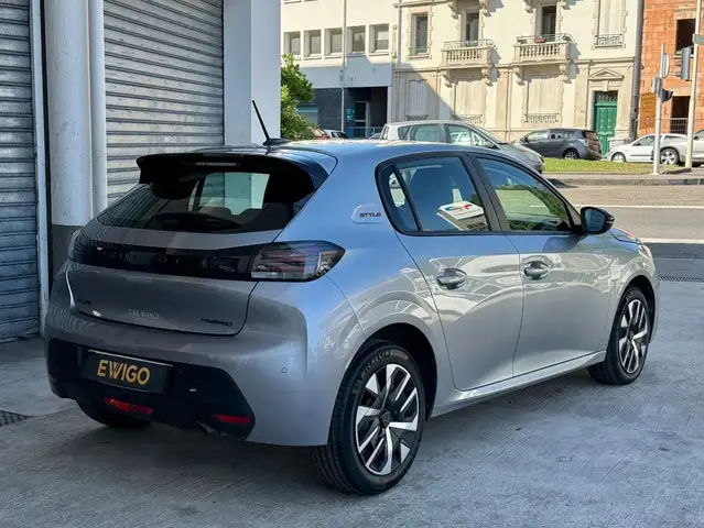 Peugeot 208 view 2
