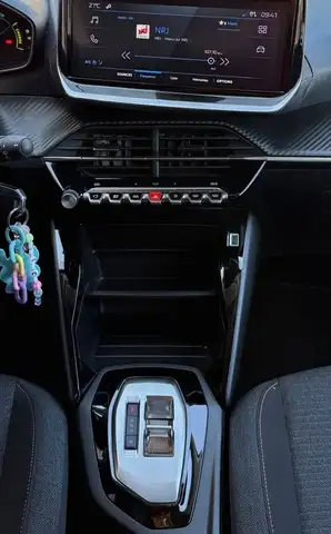 Peugeot 208 view 13