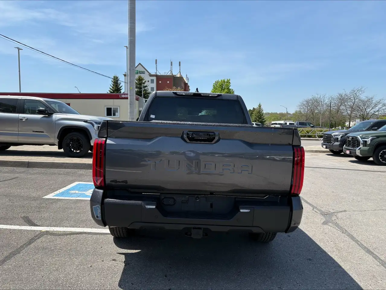 Toyota Tundra снимка Toyota Tundra