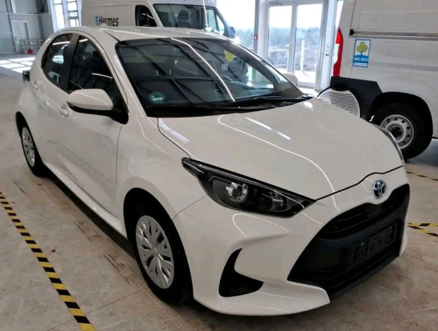 Toyota Yaris Hybrid Business Edition Wit - 2