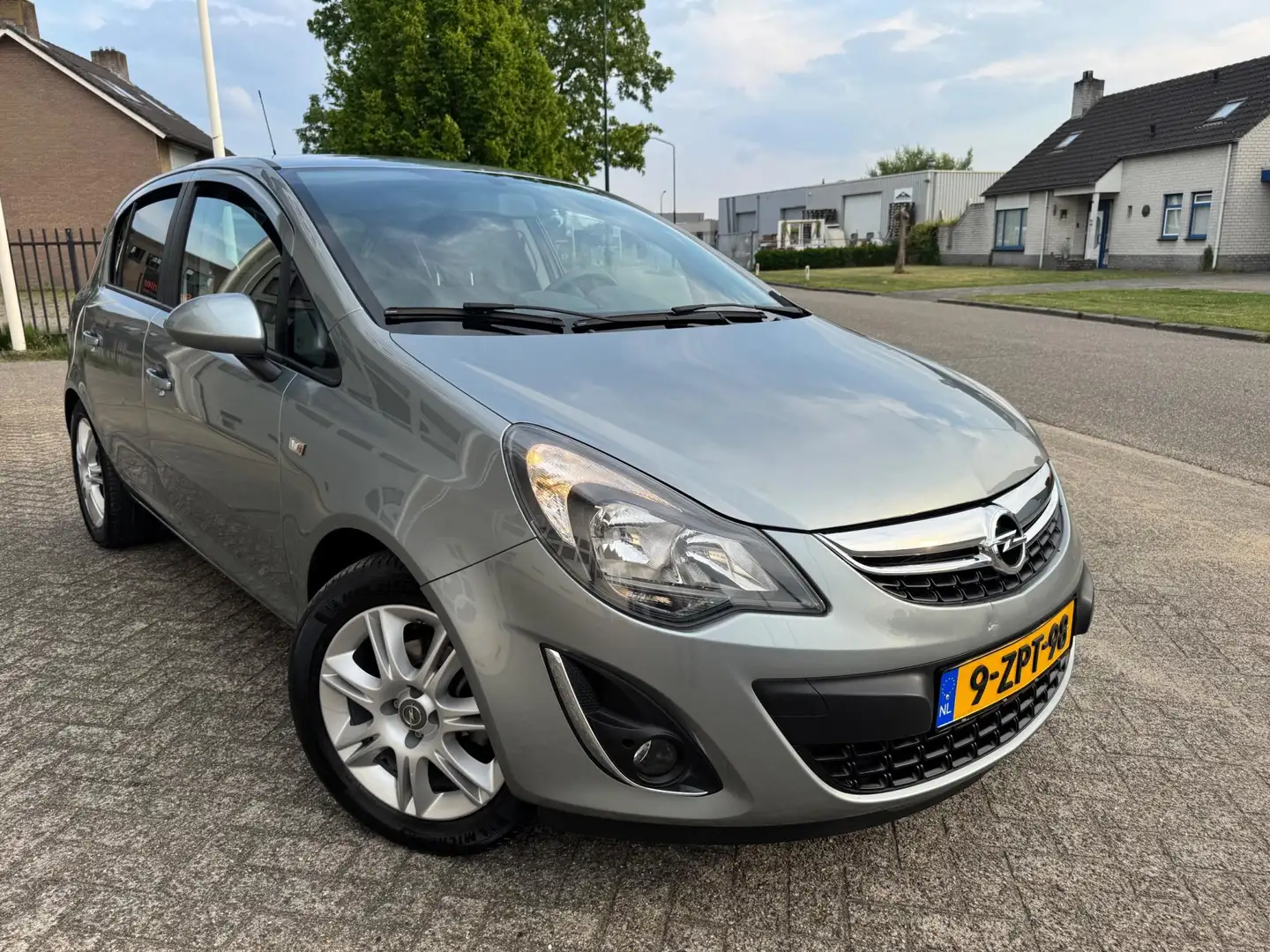 Opel Corsa 1.4-16V BlitZ Airco, Navigatie, Trekhaak Grau - 2