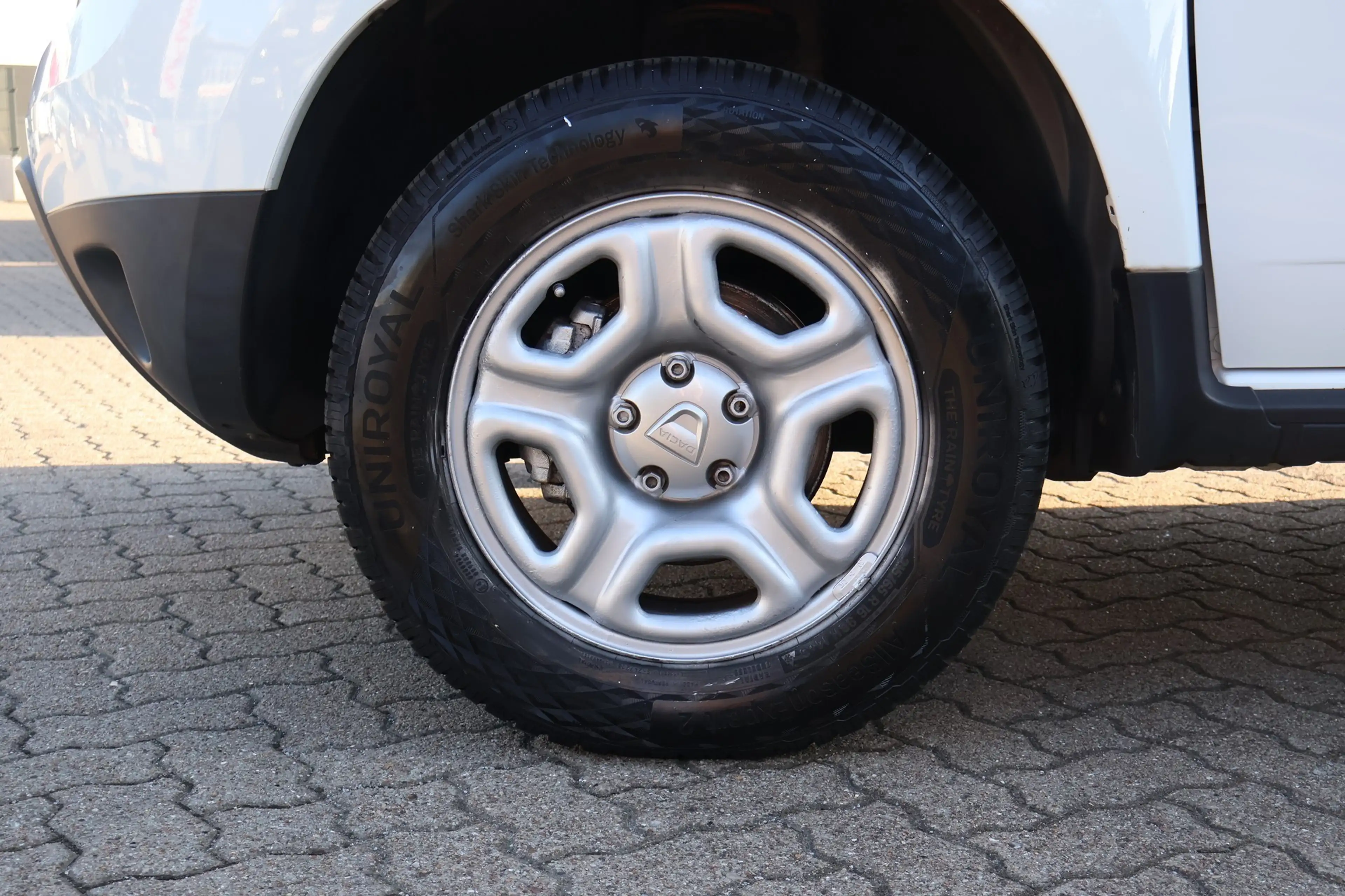 Dacia Duster II 1.6 SCe Navi Tempomat Sitzheizung DAB — photo 28