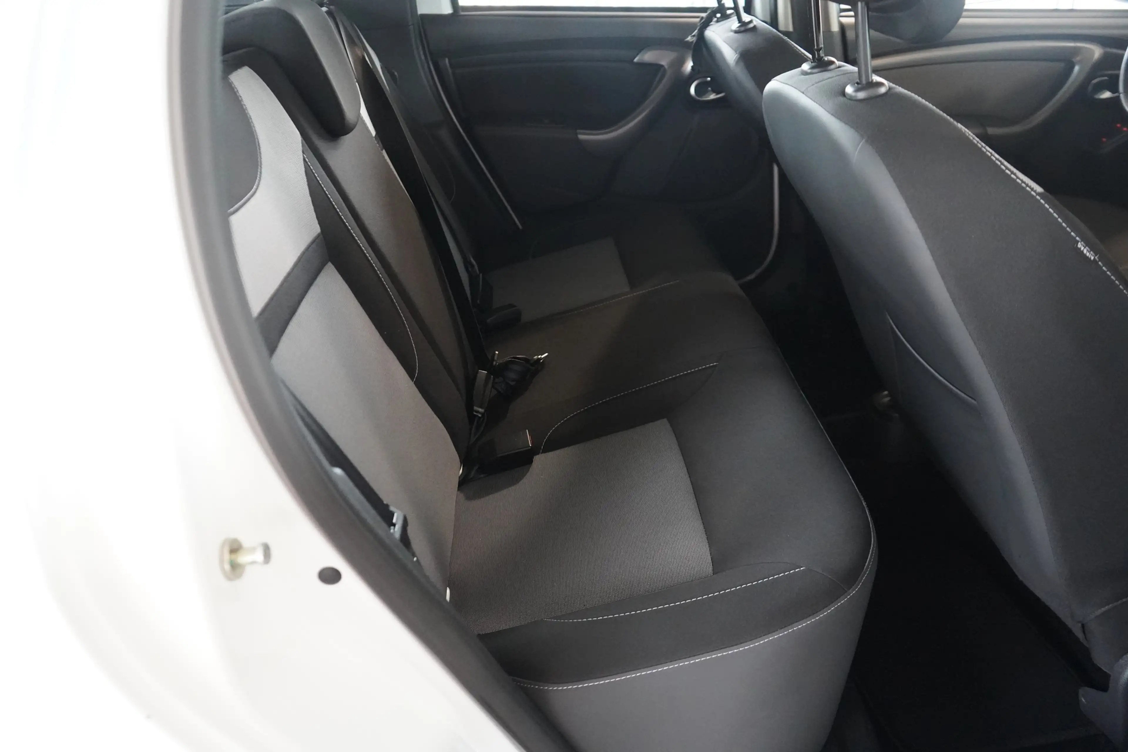 Dacia Duster II 1.6 SCe Navi Tempomat Sitzheizung DAB — photo 24