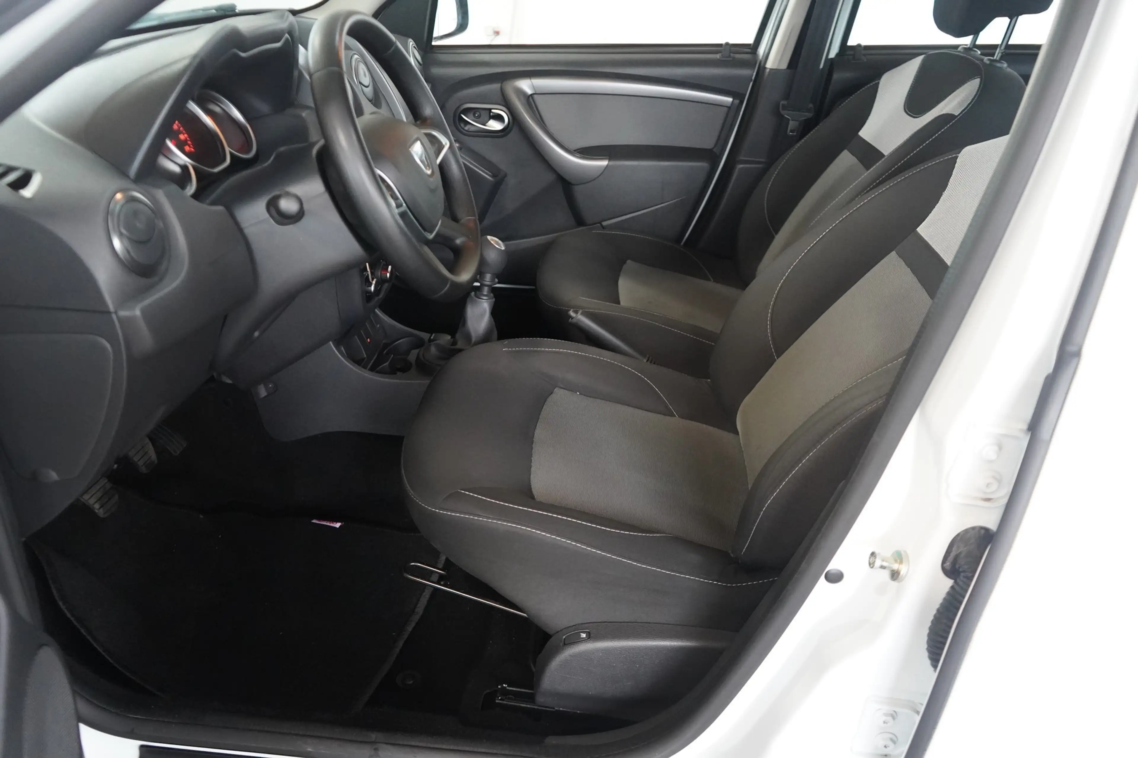 Dacia Duster II 1.6 SCe Navi Tempomat Sitzheizung DAB — photo 22