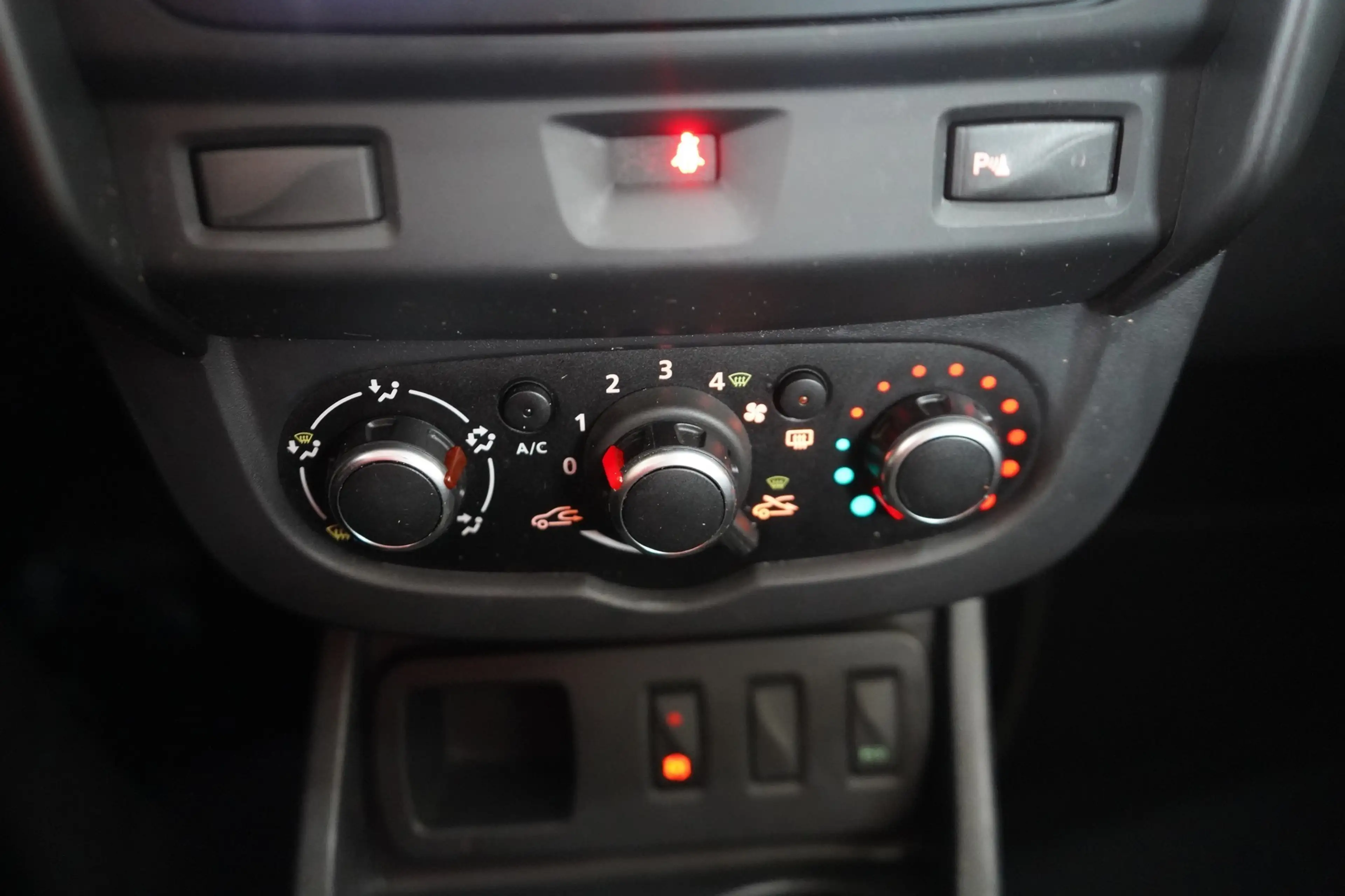 Dacia Duster II 1.6 SCe Navi Tempomat Sitzheizung DAB — photo 16