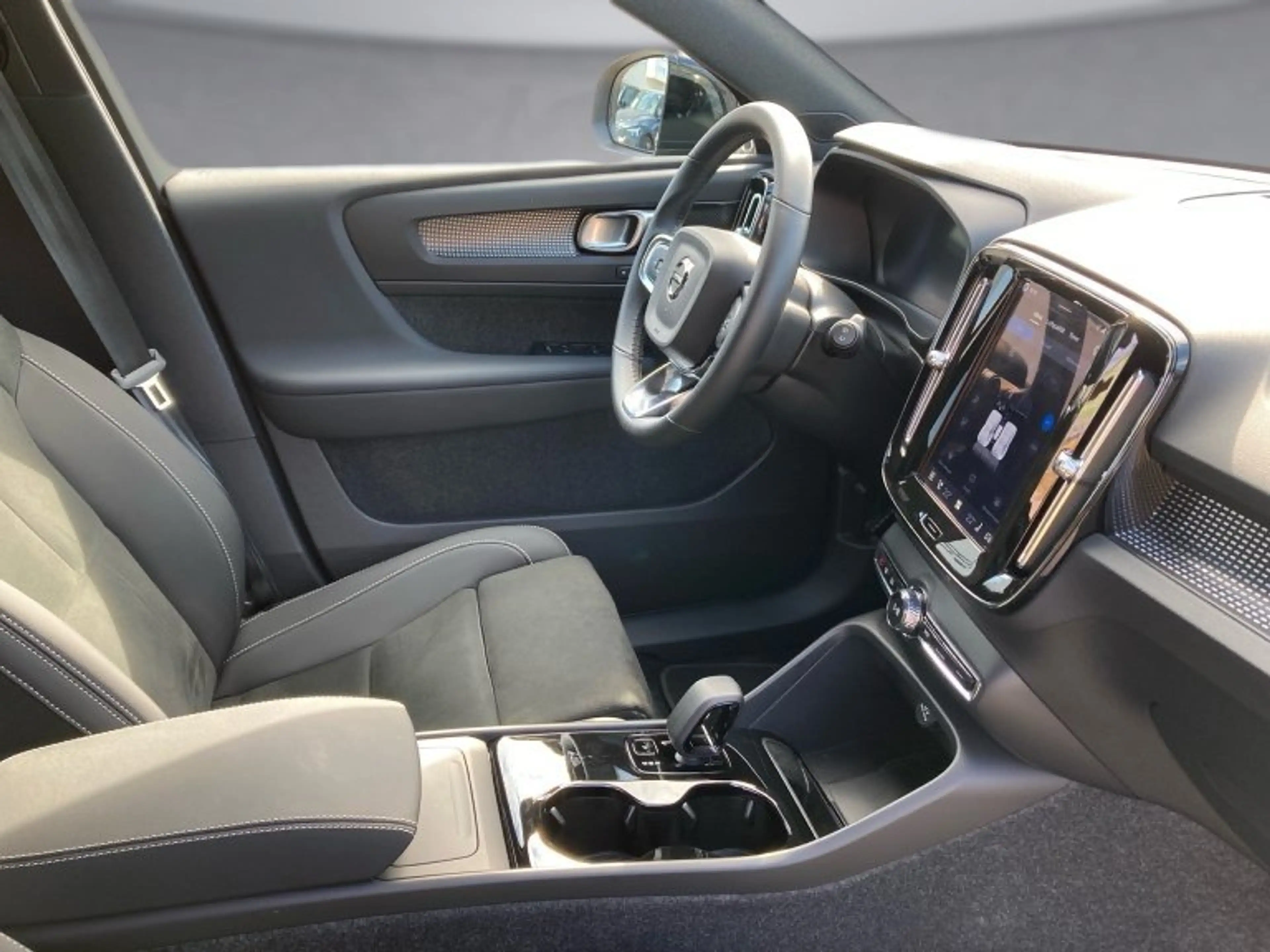 Volvo EX40 Single Motor Extended Range Plus Black Edition — photo 11