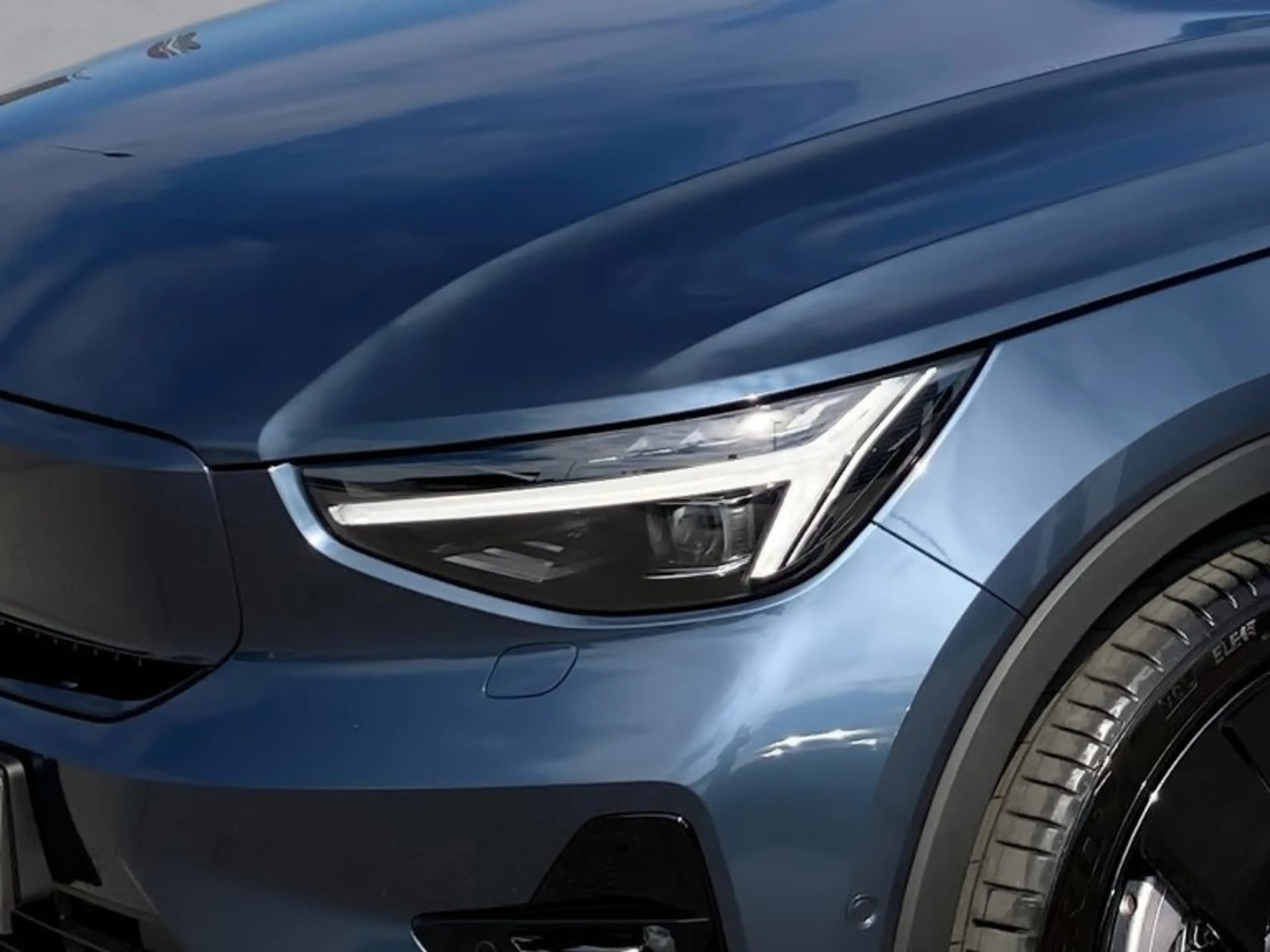 Volvo EX40 Single Motor Extended Range Plus Black Edition — photo 7