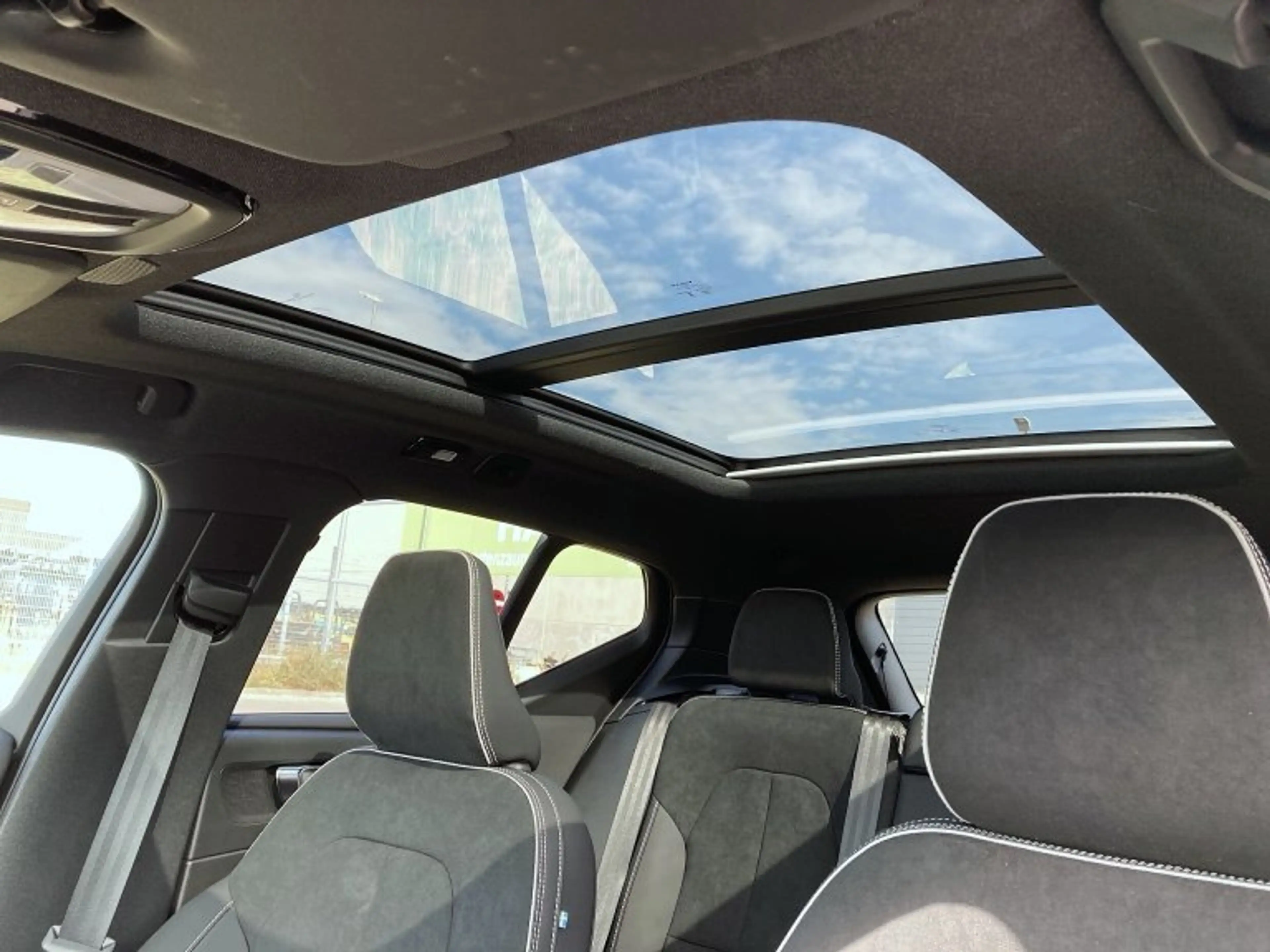 Volvo EX40 Single Motor Extended Range Plus Black Edition — photo 14