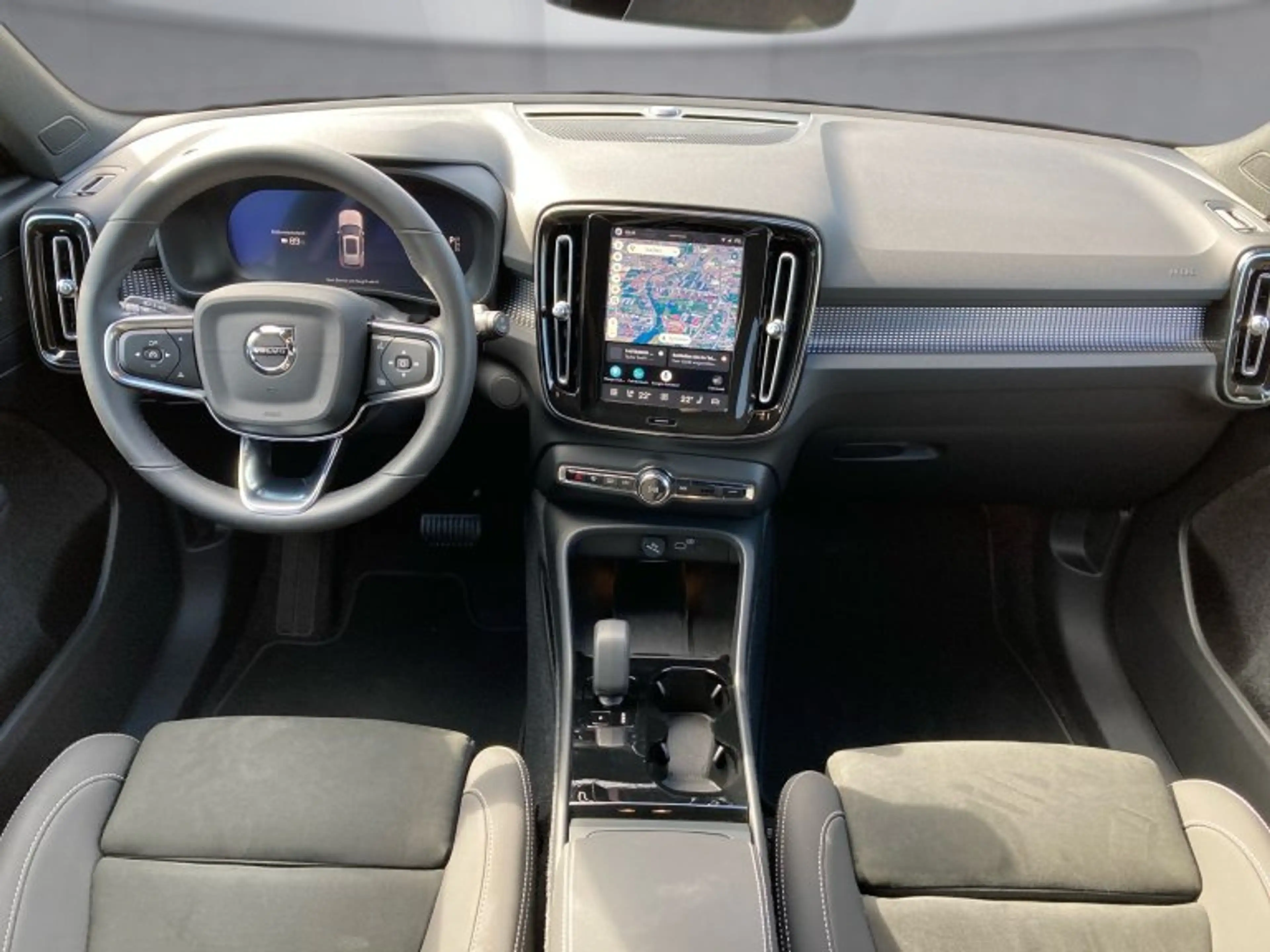 Volvo EX40 Single Motor Extended Range Plus Black Edition — photo 9