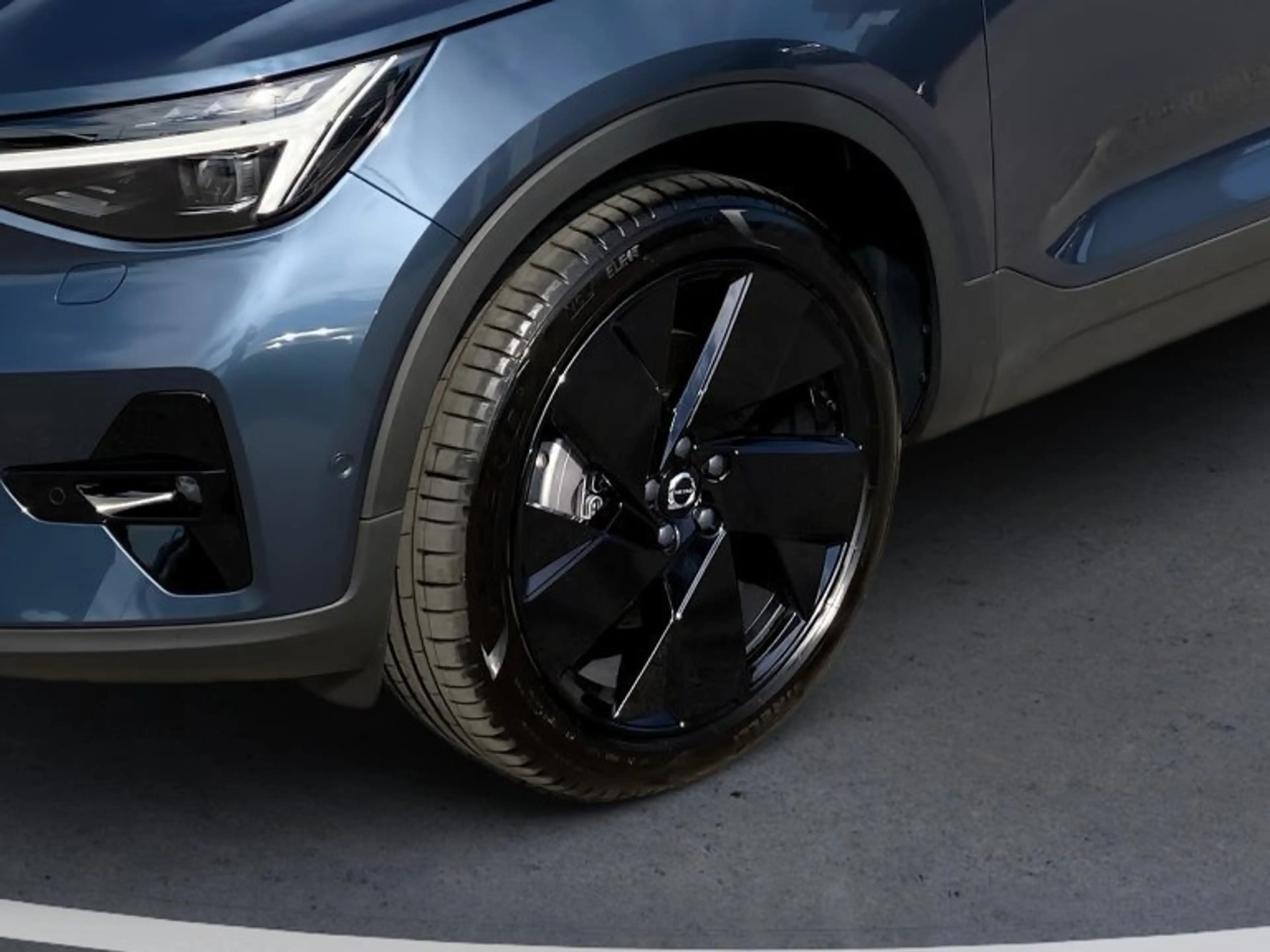 Volvo EX40 Single Motor Extended Range Plus Black Edition — photo 8