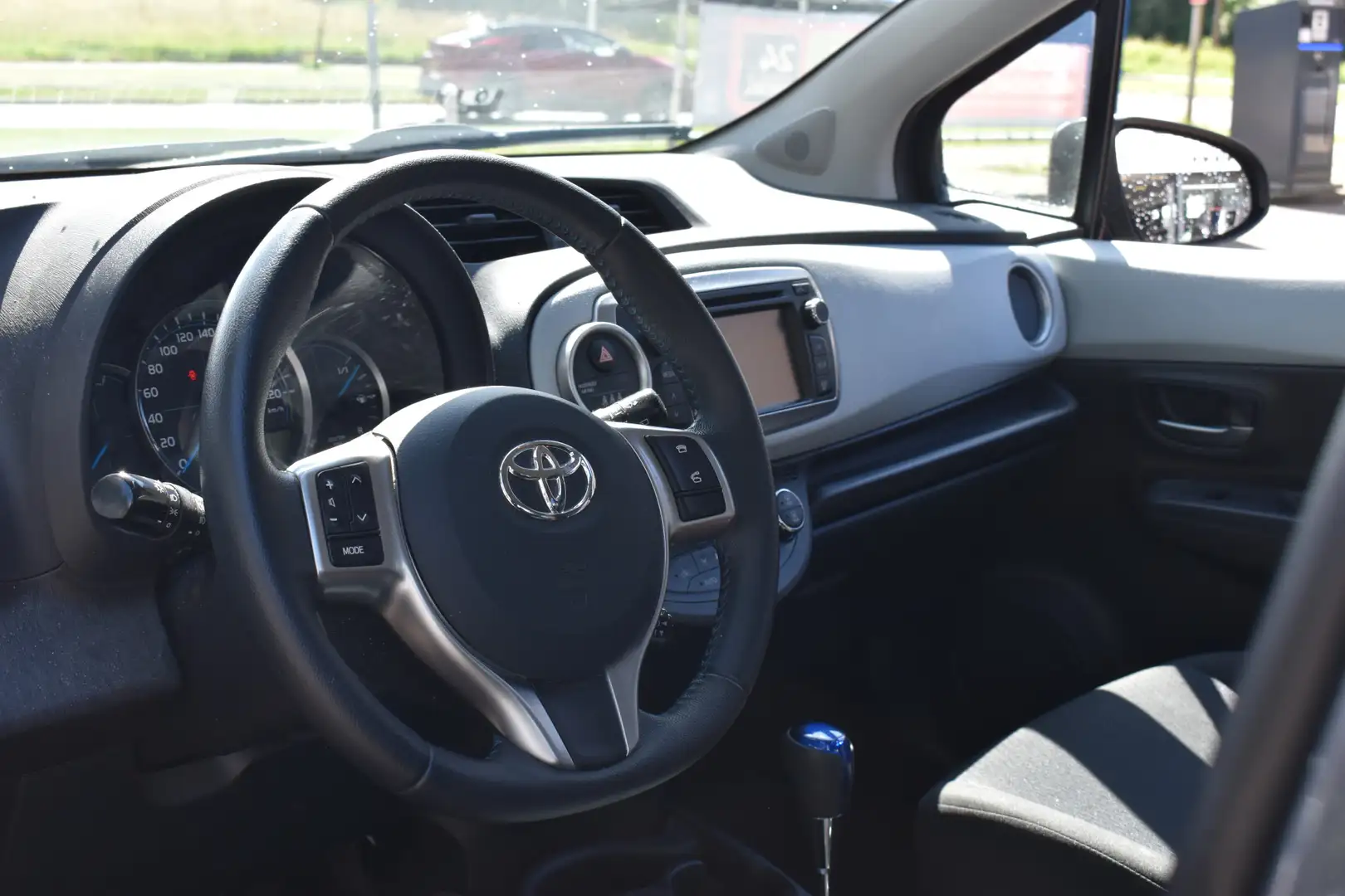 Toyota Yaris 1.5 Full Hybrid Dynamic Navigatie | Climate | Came Grijs - 2