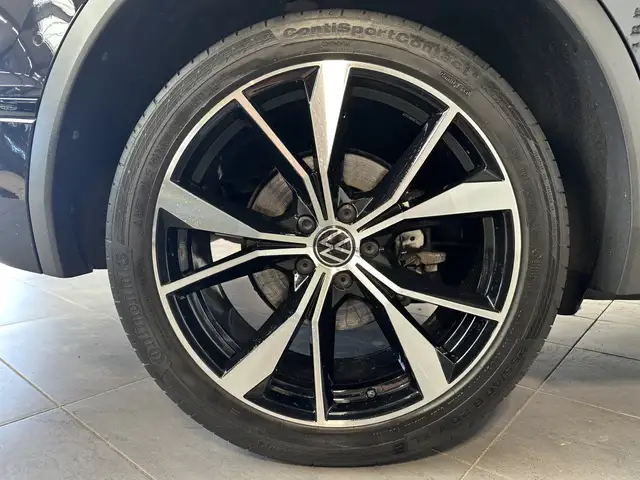 Volkswagen Tiguan view 3