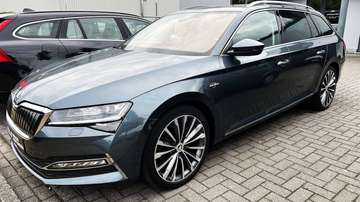 Combi PHEV 1.4 TSI*Laurin & Klement*Sfeerverl*Lane Assist*Acc*Pan.dak*Matrix koplamp*Zwenkbare trekh*