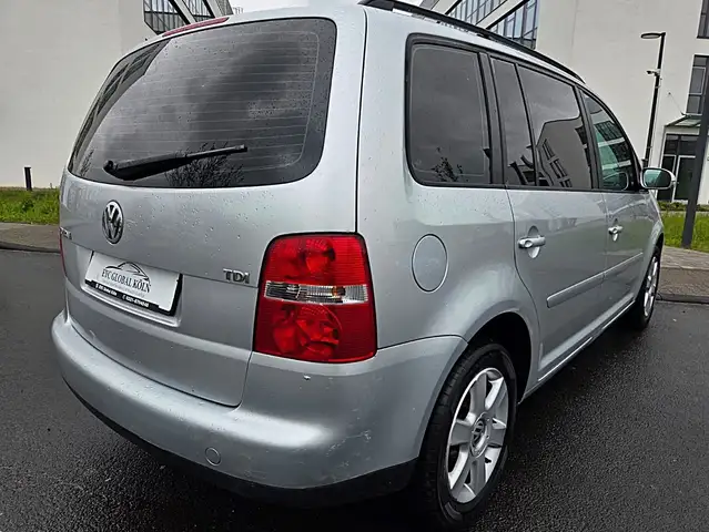 Volkswagen Touran view 3