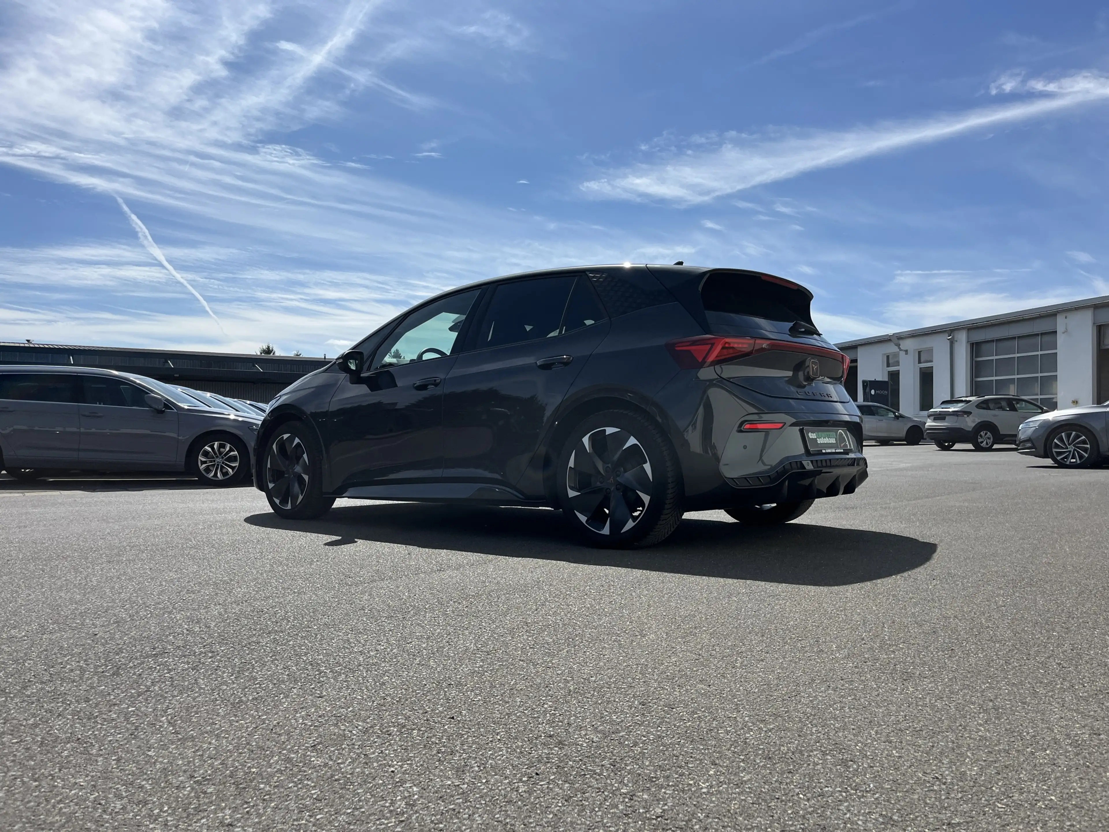 CUPRA Born 147€ m.20% Anz. 62kWh Navi LR-HZG 360RFK ACC LED — photo 9